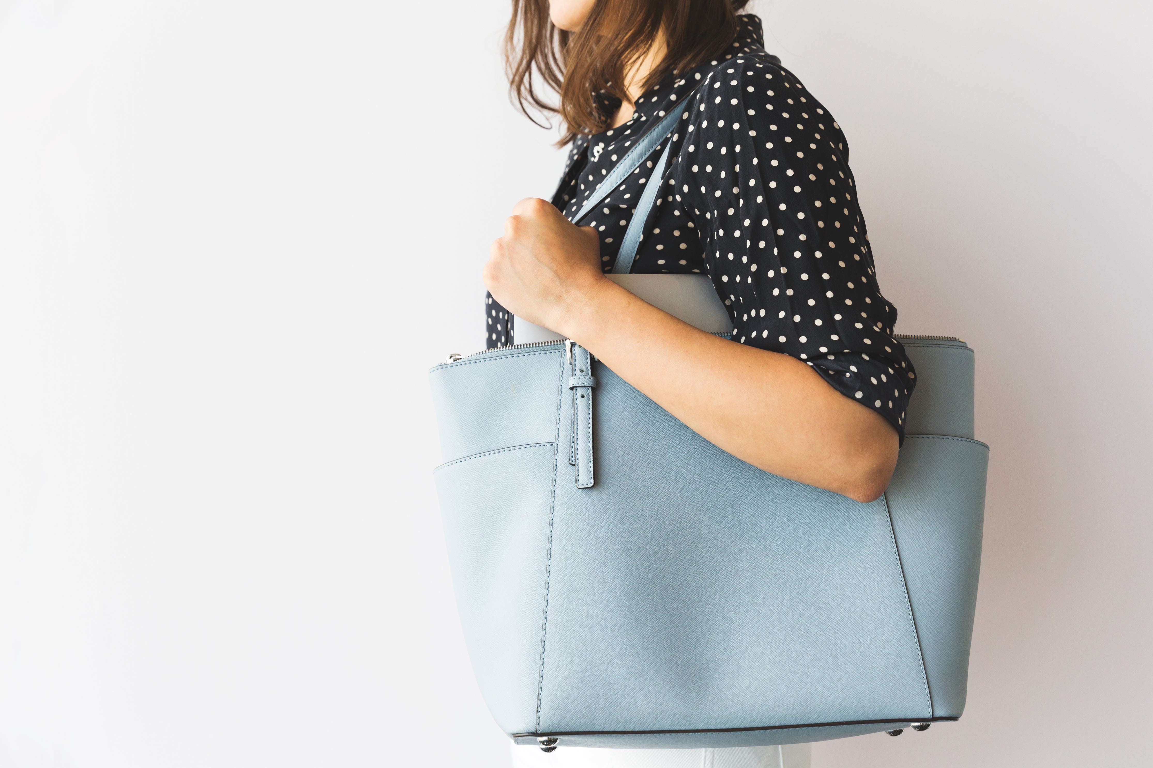 How do I choose a handbag that complements my outfit?