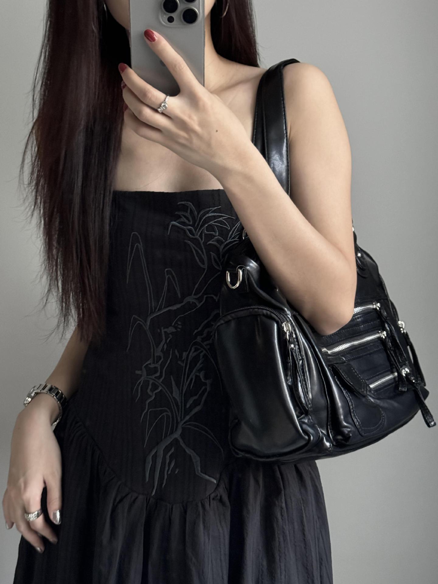 How to check the quality of a leather handbag before buying?